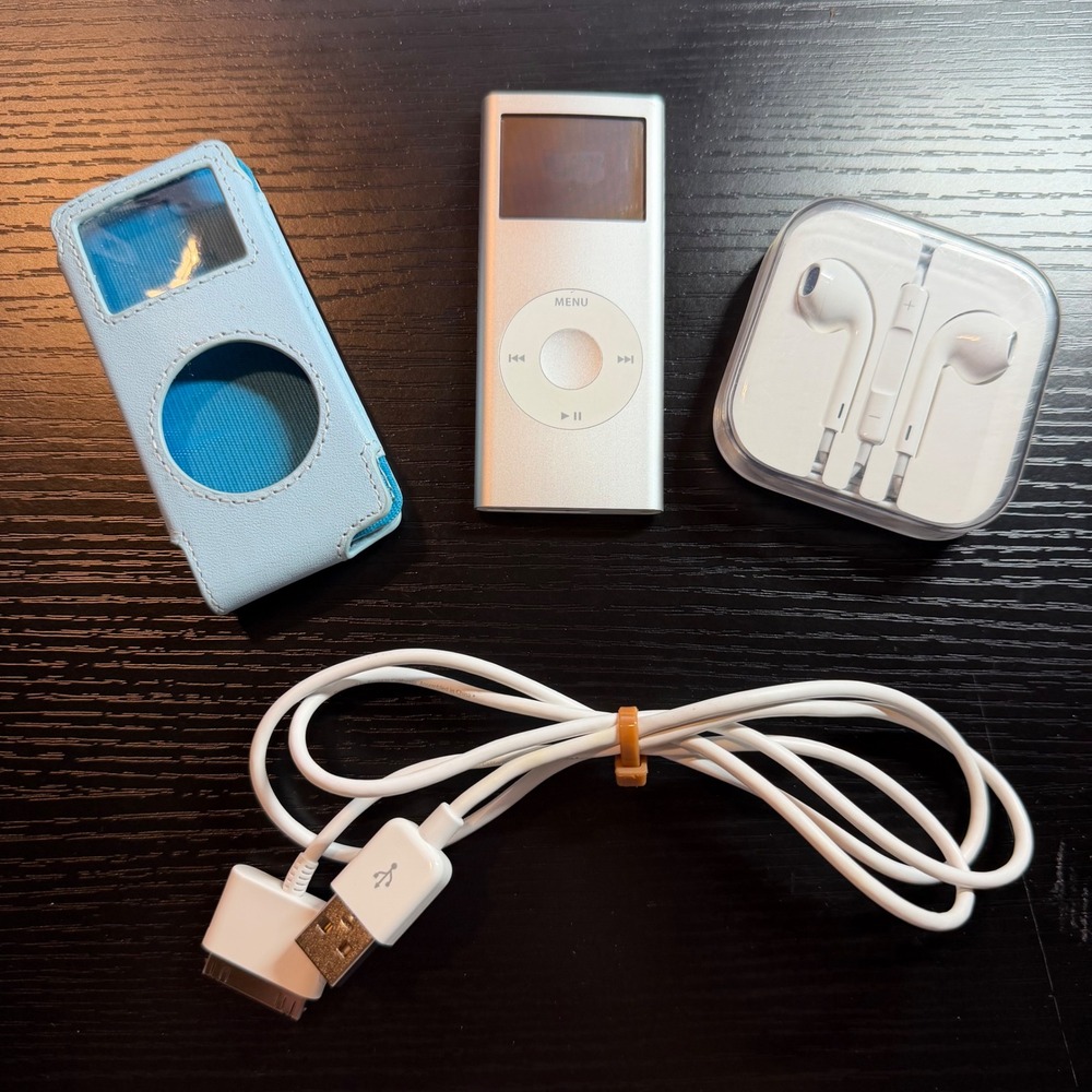 Apple iPod Nano 2nd Gen 2GB Silver A1199 Bundle with Case, Cable, Earbuds EUC